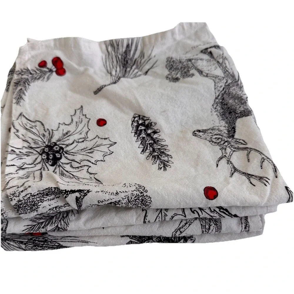 Christmas Napkins Deer, Holly Leaves & Berries Set of 4 EUC Cloth Table Napkins‎